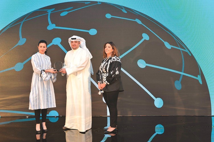 الشيخة الزين الصباح تقدم درعا تكريمية لممثل بيتك يوسف الرويح ﻿