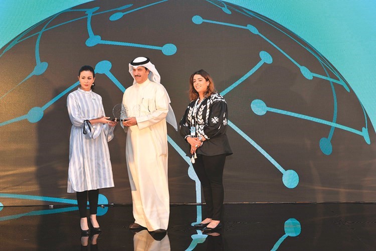 تكريم ممثل عن الصندوق الوطني للمشروعات الصغيرة والمتوسطة ﻿