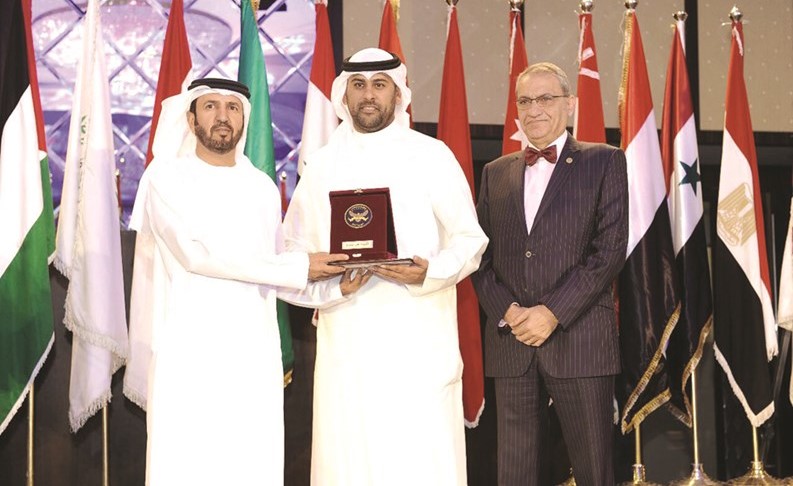 العماني متسلما درع الجائزة من النعيمي ومكرزل﻿