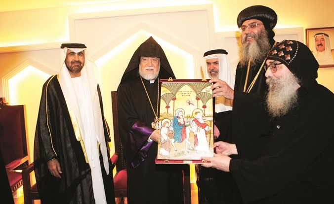 درع تكريمية لغبطة بطريرك الأرمن الأرثوذكس الكاثوليكوس آرام الأول من الحبر الجليل د. الأنبا انطونيوس والقمص بيجول الأنبا بيشوي بحضور سفير الإمارات رحمة الزعابي وسفير البحرين الشيخ خليفة بن حمد(عادل سلامة)﻿