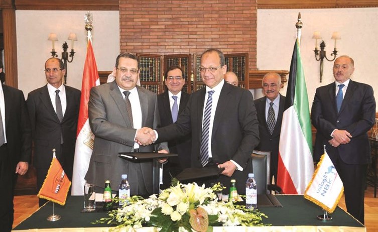 د.ياسر حسن وم.محمد عبدالحافظ عقب توقيع العقد ﻿