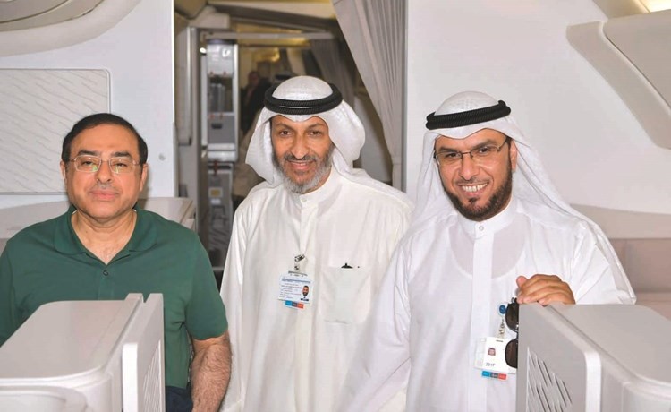 عبدالله الشرهان وفايز العنزي في لقطة جماعية داخل الطائرة بوبيان﻿