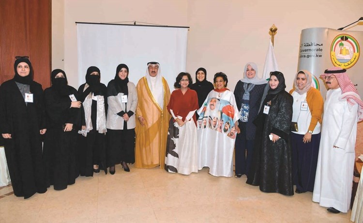 محافظ الجهراء الفريق متقاعد فهد الأمير مع عدد من المشاركات في ملتقى المرأة الكويتية	(قاسم باشا)﻿