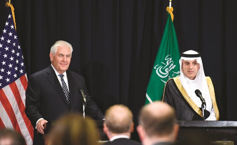  ﻿وزير الخارجية السعودي عادل الجبير ونظيره الأميركي اليكس تيلرسون خلال مؤتمرهما الصحافي المشترك في الرياض امس(ا.ف.ب)﻿