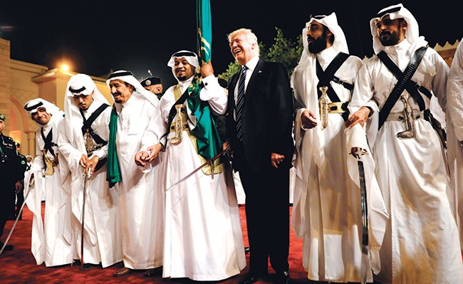 خادم الحرمين الشريفين الملك سلمان بن عبدالعزيز والرئيس الاميركي دونالد ترامب يرقصان العرضة في قصر المربع (رويترز)