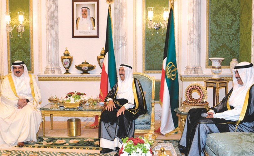 صاحب السمو الأمير الشيخ صباح الأحمد مستقبلا عاهل البحرين الملك حمد بن عيسى بحضور الشيخ صباح الخالد﻿