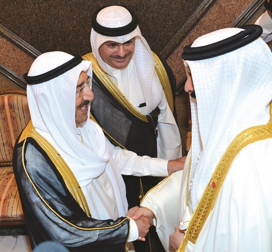 صاحب السمو مصافحا ملك البحرين ويبدو الشيخ خالد العبدالله﻿