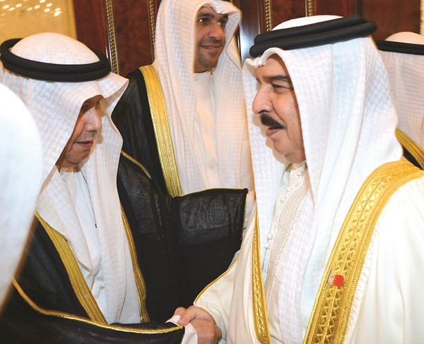الملك حمد بن عيسى يصافح السفير أحمد فهد الفهد ويبدو الوزير أنس الصالح ﻿