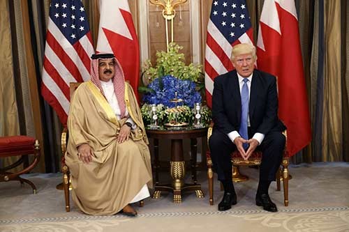  الرئيس الأميركي دونالد ترامب خلال لقائه مع ملك البحرين الشيخ حمد بن عيسى آل خليفة