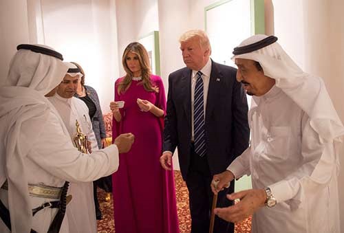 ماذا قال الملك سلمان لترامب عن العرضة والأكلات الشعبية؟