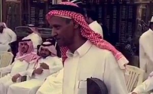 بالفيديو: رجل يشتري صندوقاً من" الزل" بالرياض ويعثر بداخله على 50 ألف ريال.. وهذا ما فعله بعد ذلك!