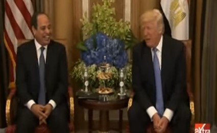 بالفيديو.. ممازحة ضاحكة بين السيسي وترامب خلال جلسة المباحثات