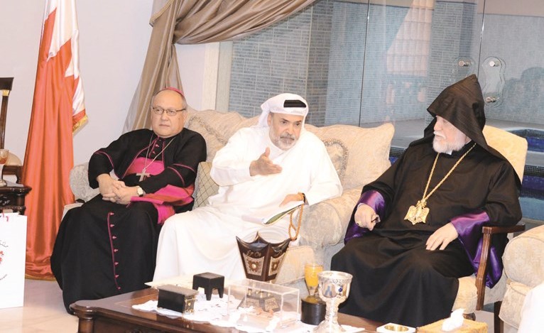 سفير البحرين الشيخ خليفة بن حمد آل خليفة وقداسة بطريرك الأرمن الأرثوذكس الكاثوليكوس آرام الأول﻿