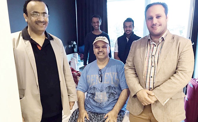 أحمد العجمي خلال زيارته للمرضى الكويتيين بالمستشفيات الألمانية