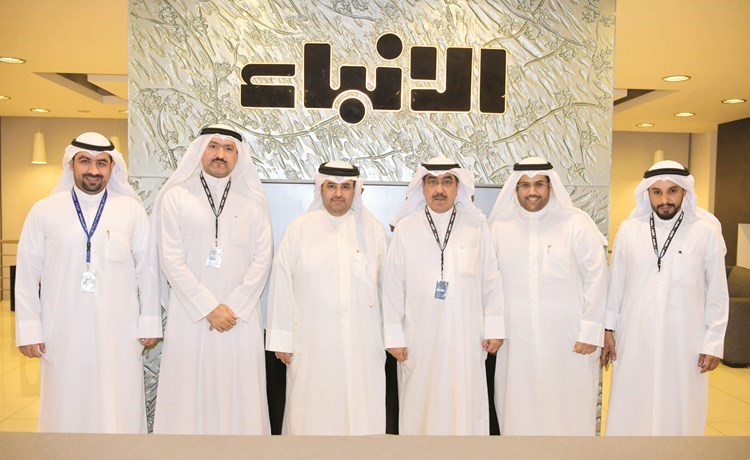 مبارك الحجرف يتوسط نائب رئيس التحرير الزميل عدنان الراشد وسكرتير تحرير الشؤون البرلمانية الزميل حسين الرمضان والزميلين ماضي الهاجري وبدر السهيل ومدير مكتب الحجرف سعد العجمي	(قاسم باشا)﻿
