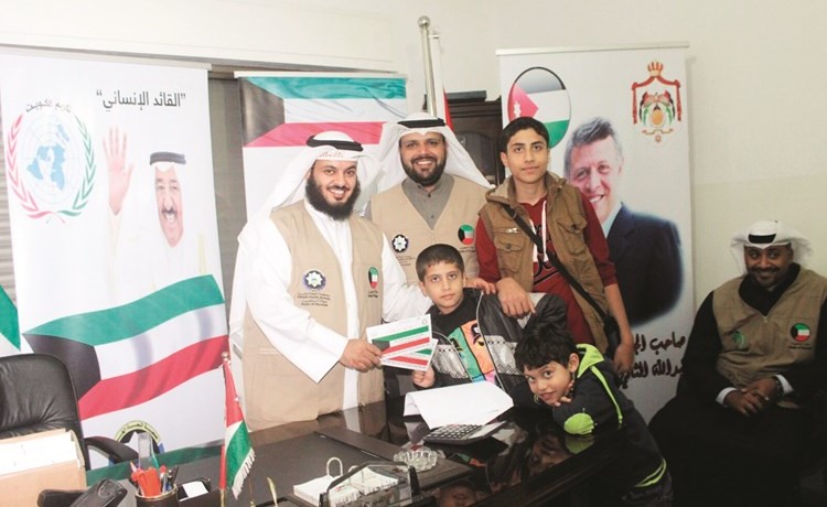 د.جابر الوندة يقوم بتوزيع الكفالات﻿