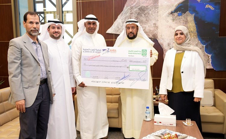 د.إبراهيم الصالح يتسلم شيك الزكاة من مساعد السلطان ووفد الجمعية﻿