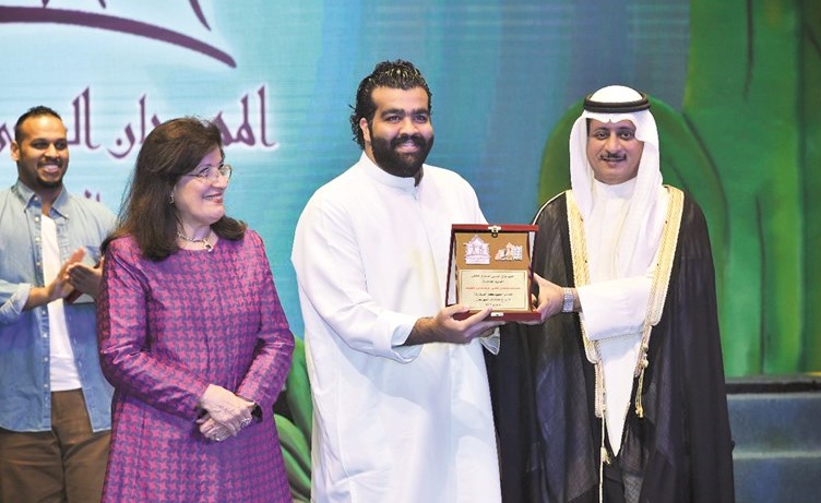عبدالعزيز النصار يتسلم تكريم فرقة تياترو﻿