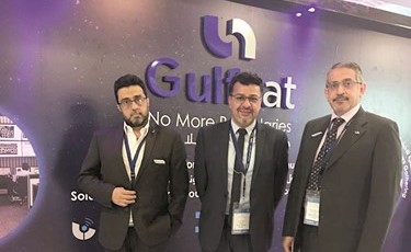 محمد الحاج يتوسط كلا من أمجد المنصوري وصباح السلطان في جناح جلف سات للاتصالات﻿