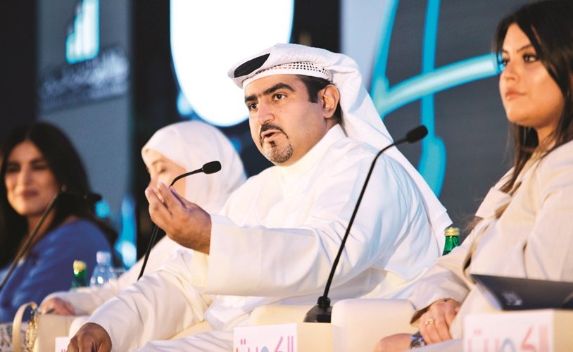 عبدالعزيز البابطين أثناء الحلقة النقاشية﻿