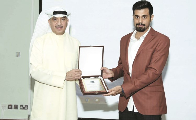 حامد الهزيم يتسلم درعا تذكارية ﻿