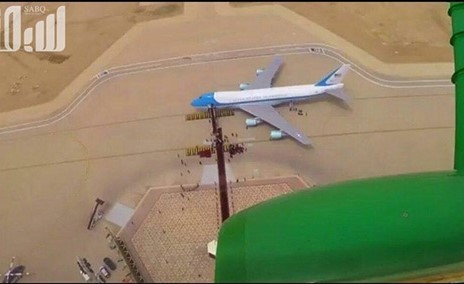 بالفيديو من برج المراقبة.. كيف حلقت الصقور السعودية فوق طائرة الرئيس ترامب؟