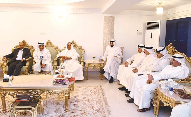  مسلم البراك متوسطا عبدالله النيباري وعبدالله الرومي ويبدو شعيب المويزري ومحمد المطير وخالد المذن 		(ريليش كومار)﻿