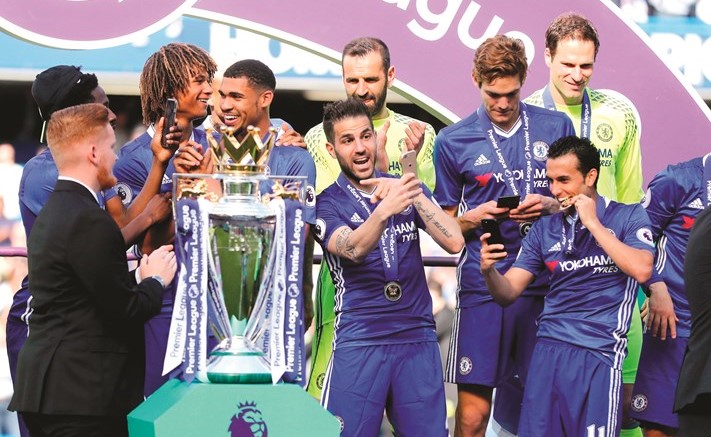فرحة نجوم تشلسي بلقب الدوري الانجليزي لموسم ٢٠١٦ - ٢٠١٧﻿