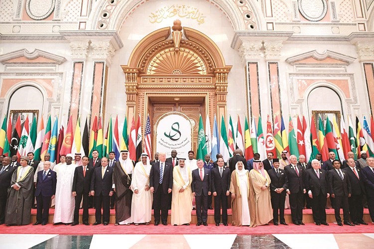 صورة تذكارية ضمت القادة والزعماء المشاركين في القمة العربية - الإسلامية - الأميركية في الرياض أمس	(واس)﻿