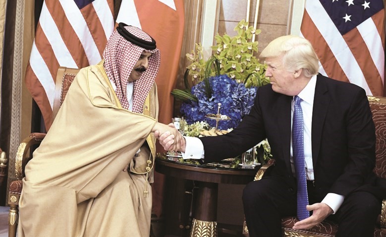 عاهل البحرين الملك حمد بن عيسى خليفة مصافحا الرئيس الاميركي دونالد ترامب	(ا.ف.پ)﻿