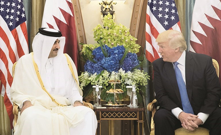 امير قطر الشيخ تميم بن حمد ثاني خلال مباحثاته مع الرئيس الاميركي دونالد ترامب	(قنا)﻿
