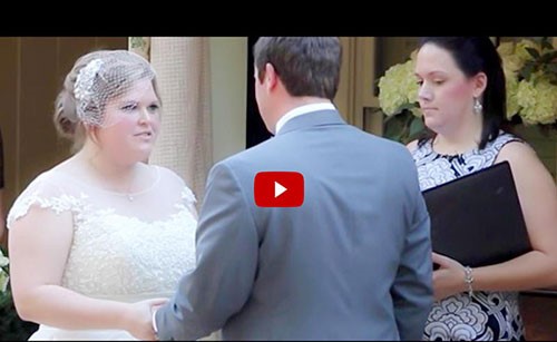 بالفيديو.. ما الذي تعرض له العروسان أثناء مراسم التتويج؟