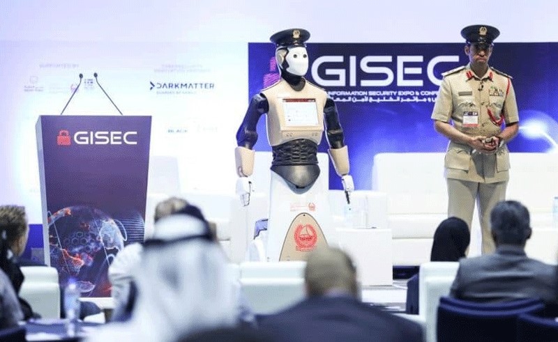 أول شرطي آلي ذكي في العالم يدخل الخدمة في دبي