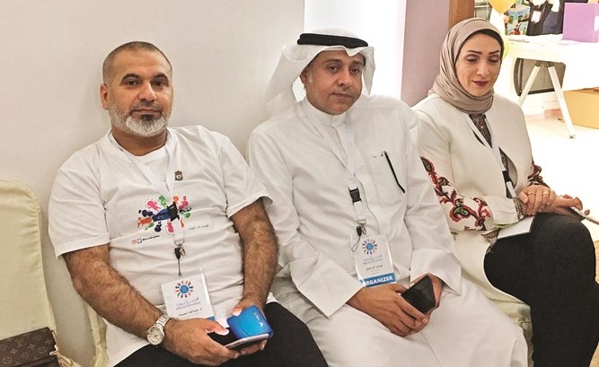 د.عبدالله شمساه مع عدد من المختصين خلال الحملة﻿