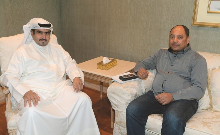 ﻿عبدالعزيز البابطين مع الزميل عاطف رمضان خلال اللقاء(محمد هاشم)﻿