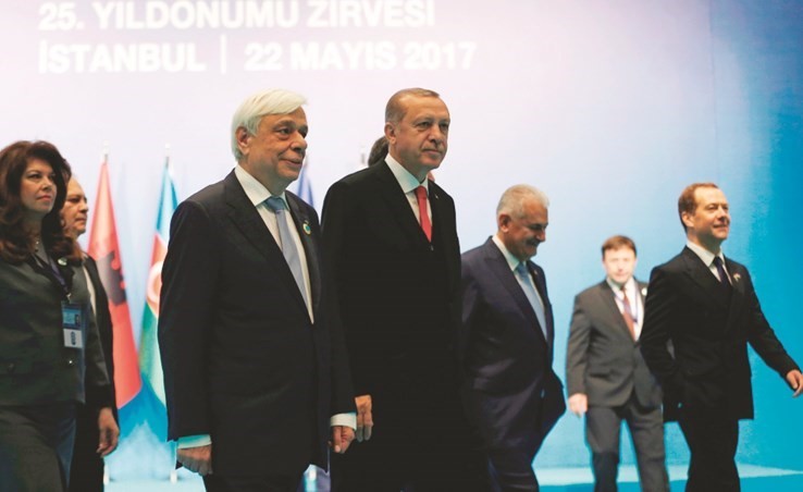  ﻿الرئيس التركي رجب طيب أردوغان ونظيره اليوناني بروكوبيس بافلوبولوس على هامش قمة البحر الاسود امس( رويترز) ﻿
