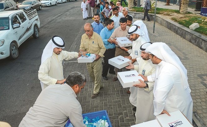 أثناء توزيع الوجبات لإفطار الصائمين﻿