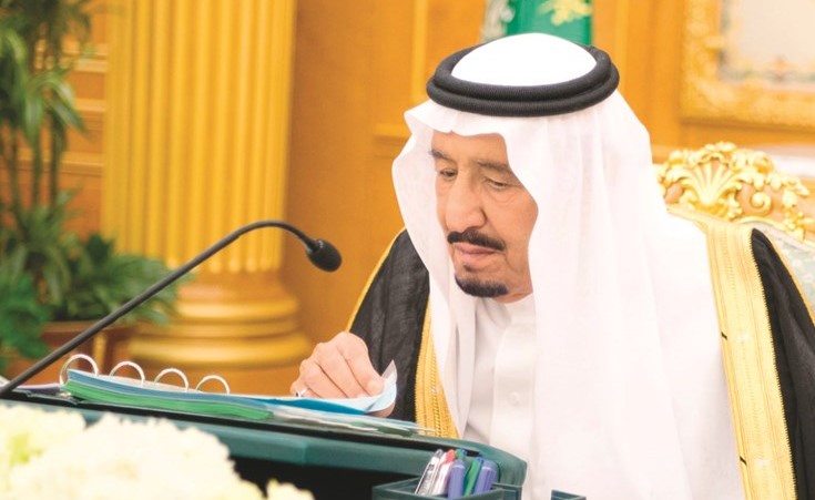 خادم الحرمين الشريفين الملك سلمان بن عبدالعزيز خلال ترؤسه جلسة مجلس الوزراء أمس(واس)﻿