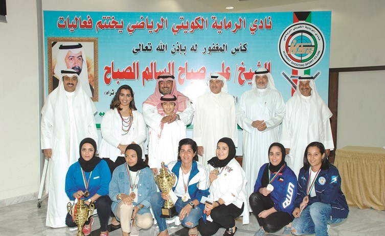 الشيخ ثامر العلي مع العتيبي وأعضاء مجلس إدارة نادي الرماية مع الفائزات بالألقاب﻿