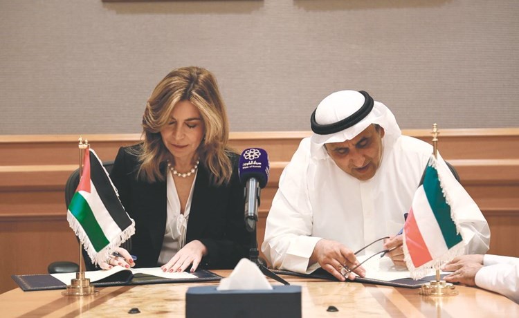 عبدالوهاب البدر والأميرة غيداء طلال أثناء توقيع اتفاقية المنحة ﻿