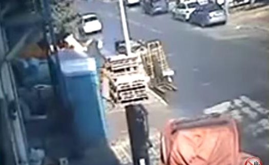 بالفيديو.. شاهد سقوط صندوق حديدي على شخص أثناء مروره صدفة في الطريق
