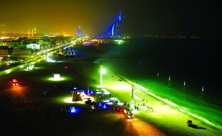 بالفيديو.. دبي تدشن أول شاطئ عام للسباحة الليلية في العالم !