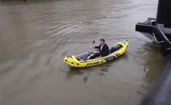 بالفيديو.. بريطاني يذهب إلى عمله بقارب مطاطي بسبب الزحام