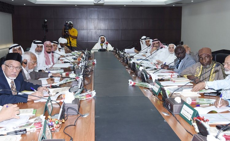 د.عبدالله المعتوق مترئسا اجتماع مجلس إدارة الهيئة الخيرية الإسلامية	(احمد علي)﻿