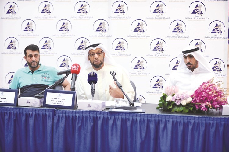 الرشدان والحكم سلمان الميل واللاعب السابق سالم أمان خلال المؤتمر الصحافي﻿