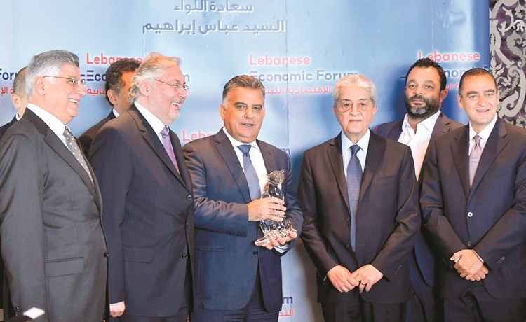 المدير العام للأمن العام اللواء عباس إبراهيم خلال تسلمه درعا تكريمية من الندوة الاقتصادية	(محمود الطويل)﻿