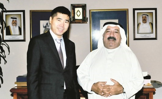 الشيخ ناصر صباح الأحمد خلال لقائه السفير الصيني﻿