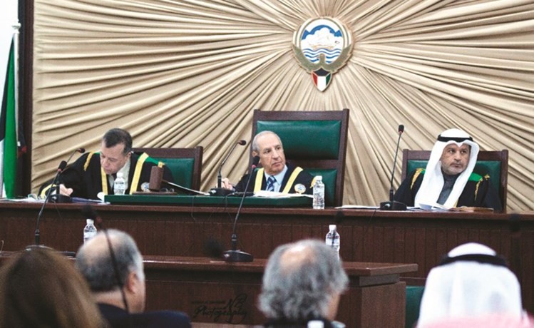 هيئة المحكمة من اليمين د.جمال العيد ود.علي القهوجي ود.هشام رستم ﻿