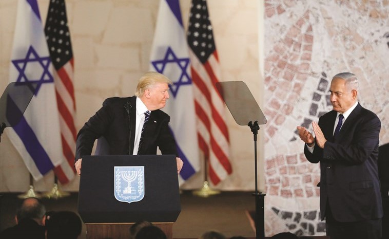رئيس الوزراء الاسرائيلي بنيامين نتنياهو يقاطع كلمة الرئيس الاميركي دونالد ترامب ووقف ليصفق له بعد تعهد ترامب بأن ادارته ستقف دائما بجانب اسرائيل أمس										(رويترز)﻿