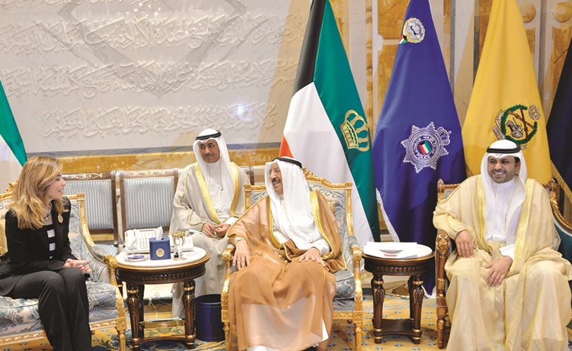 صاحب السمو الأمير الشيخ صباح الأحمد مستقبلا صاحبة السمو الملكي الأميرة غيداء طلال بحضور محمد الجبري﻿